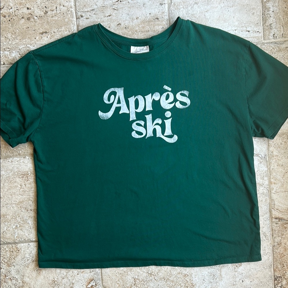 Universal Thread Green Après Ski Tee